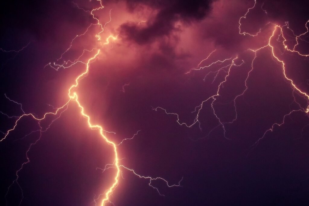 Macbeth themes: The supernatural part III 1 flash thunderstorm thunderbolt 3087117